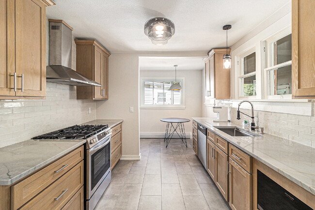 Building Photo - "Charming 3-Bed Oasis with Gleaming Hardwood Floors in the Heart of Boulder!"