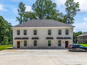 Building Photo - Don't Miss Out on This Deal!