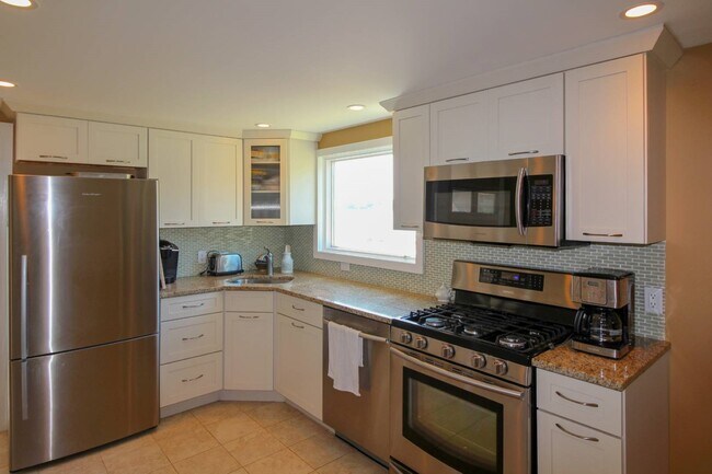 Building Photo - 314 E Montauk Hwy