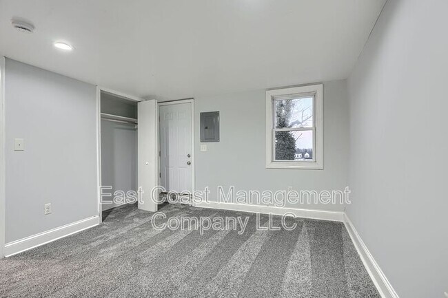 Building Photo - 4012 Fernhill Ave