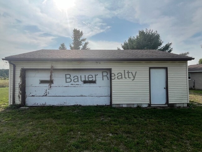 Building Photo - Three Bedroom, Plymouth Local Schools