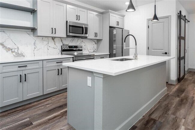 Building Photo - 2242 Fernwood St