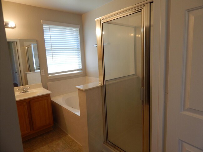 Building Photo - 601 Cattail Cir
