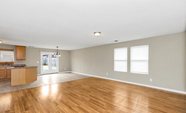 Building Photo - Fabulous home with FENCED YARD