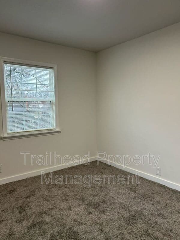 Building Photo - 300 E Gregory Blvd