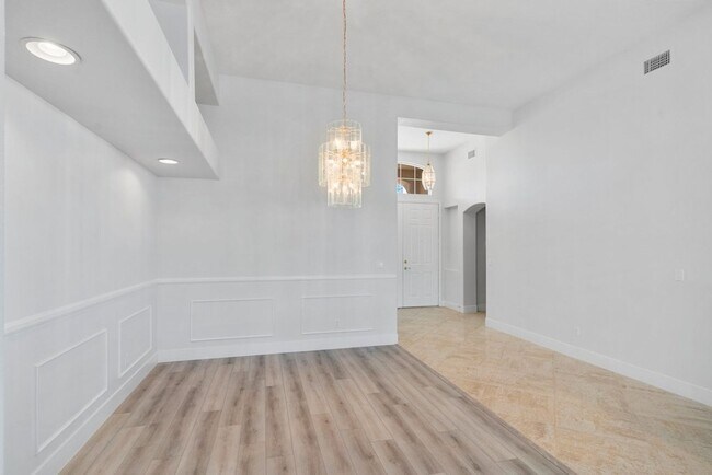 Building Photo - 4 bed, 2.5 bath single-story home in the g...