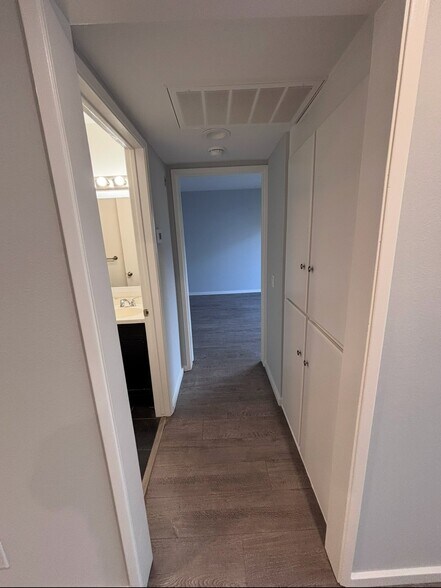 Building Photo - 7531 Hampton Ave