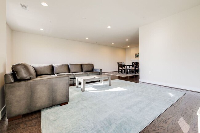 Building Photo - Updated 3br/2.5ba Condo Townhome Alexandria Walk to Metro