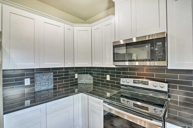 Building Photo - 3510 Oleander Ave