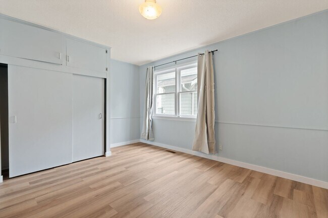 Building Photo - Spacious 4BR Turn-of-the-Century Charmer in the Heart of Bremerton!