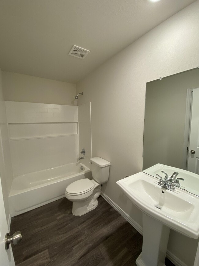 Building Photo - 104 Holiday Dr