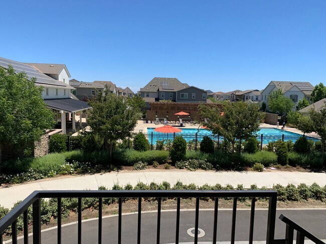 Building Photo - Nice 1 Bed 1 Bath upstairs apartment in the Cannery Neighborhood