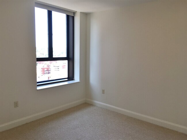 Building Photo - 875 Elm St