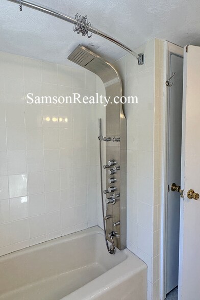 Building Photo - 842 Oaklawn Ave