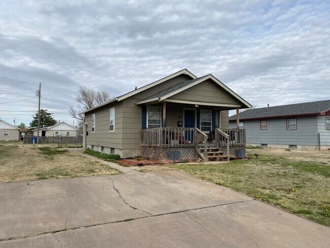 Building Photo - 615 E 5th St