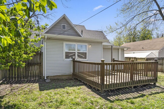 Building Photo - REMODELED 3 Bed | 1 bath | FENCED IN YARD ...