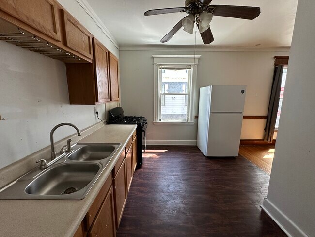 Building Photo - 138 W Beard Ave