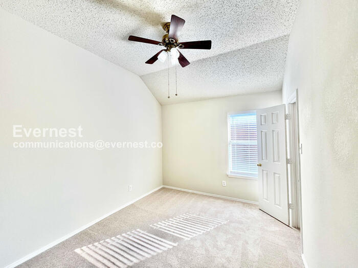 Building Photo - 233 Wagon Wheel Dr