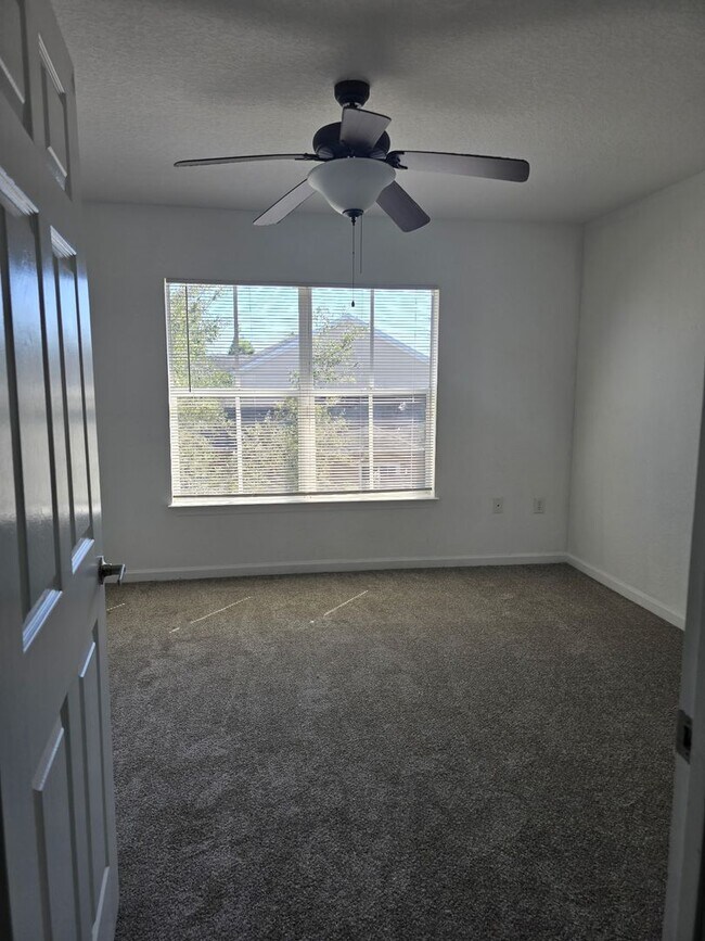 Building Photo - Large Townhome!