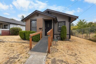Building Photo - 2 Bed, 2 Bath Home – Prime Location Near F...
