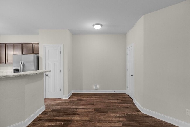 Building Photo - Townhouse For Rent! Rebated Application Fe...