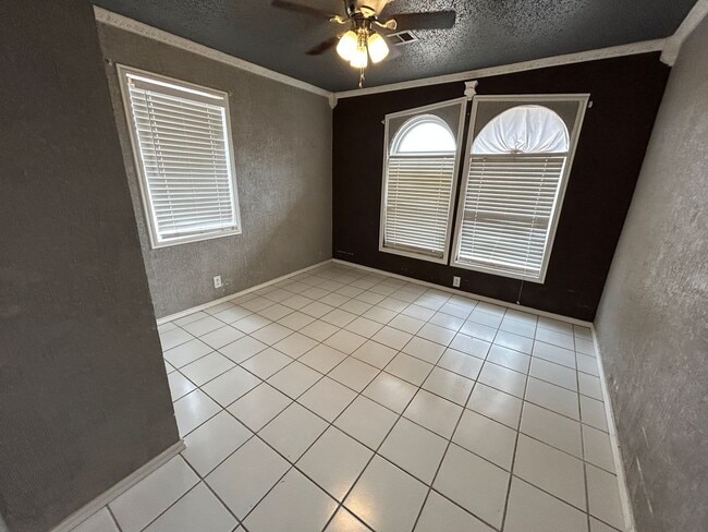 Building Photo - 609 E 6th St