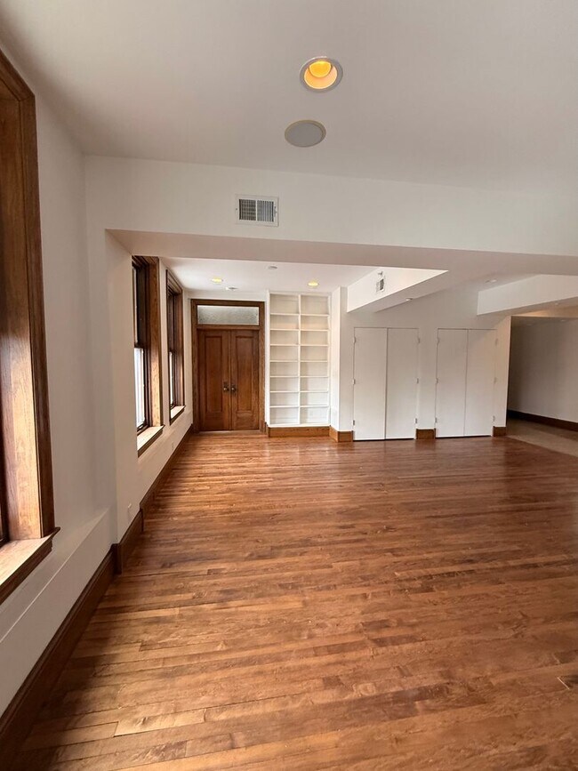 Building Photo - Beautiful and Spacious 3 BDRM 2 BATH Unit in the Heart of Public Square