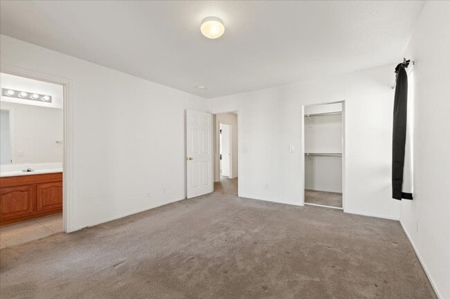 Building Photo - Welcome Home! 3 Bd, 2.5 Bths, 2-Car Garage, Open Floor Plan - Southwest