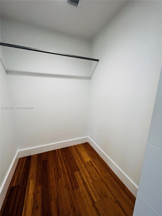 Building Photo - 960 Bay Dr