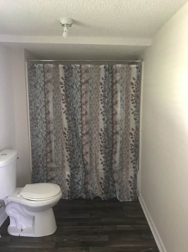 Building Photo - SPACIOUS 2 Bed House w/ detached garage storage area! DEPOSIT-FREE Renting option thru OBLIGO! De...