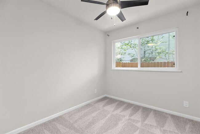 Building Photo - 501 Arbor Ln