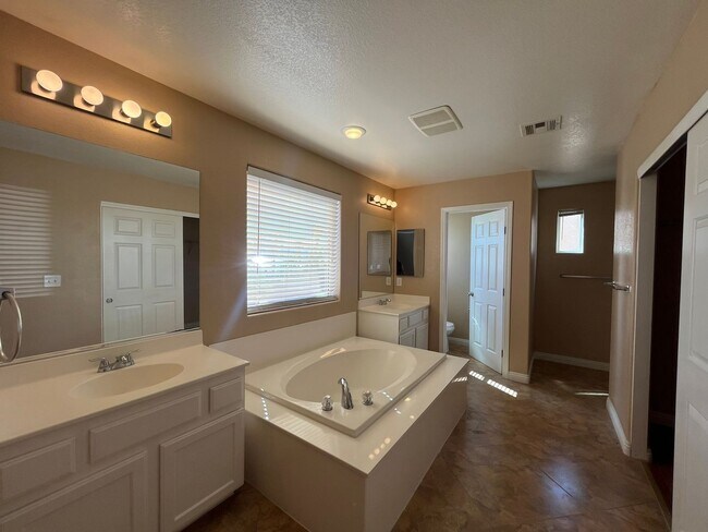 Building Photo - 8988 Winchester Ridge St