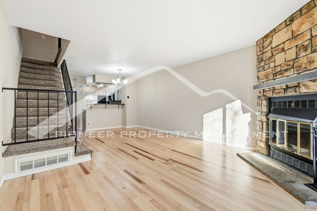 Building Photo - Spacious Townhouse with Central AC and Washer/Dryer