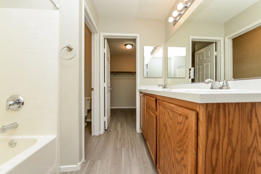 Building Photo - 3520 Terraza Mar Ave