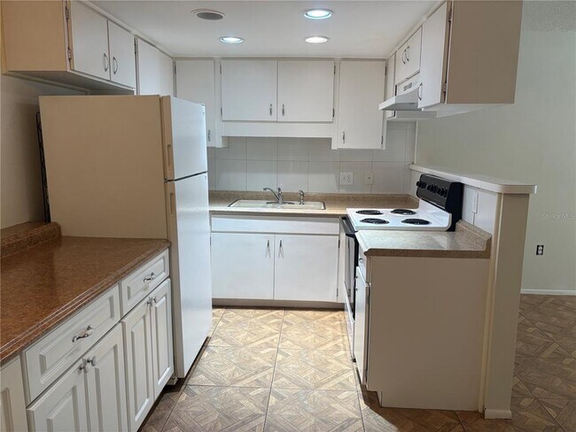 Building Photo - 6177 Chesham Dr