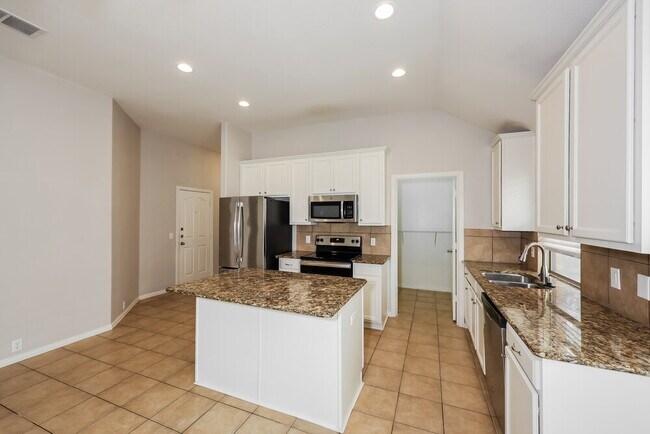 Building Photo - 636 Brooks St