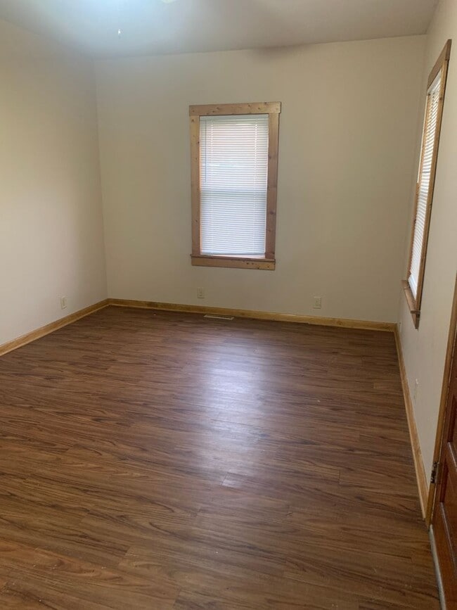 Building Photo - 2 bedroom 1 bath house by City Park