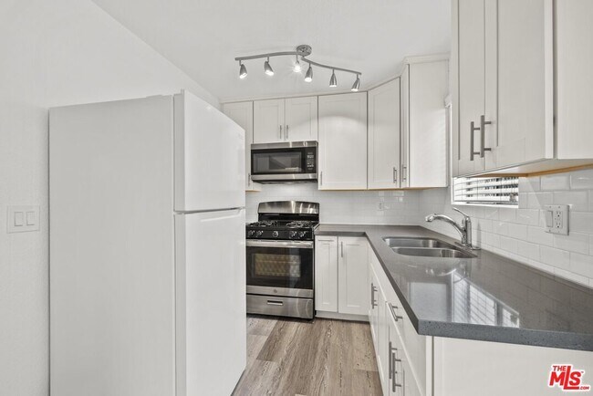 Building Photo - 1556 W 227th St