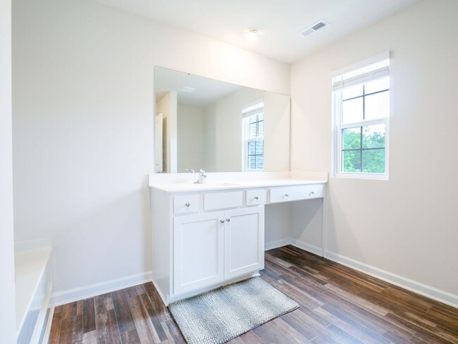 Building Photo - 551 Poppleton Dr