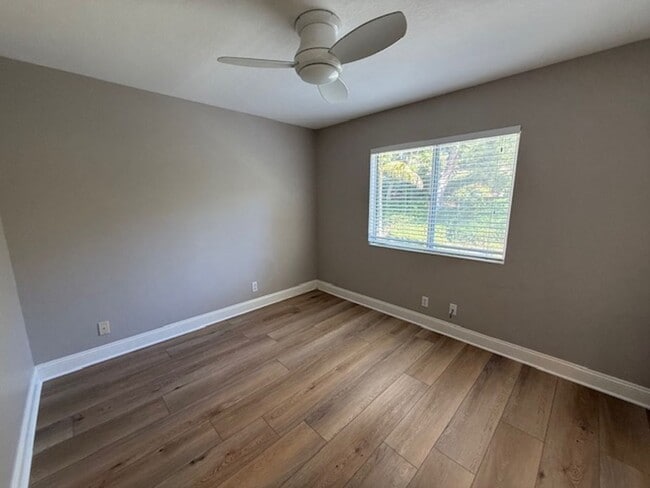 Building Photo - 4 bed / 2.5 bath plus large loft/family ro...