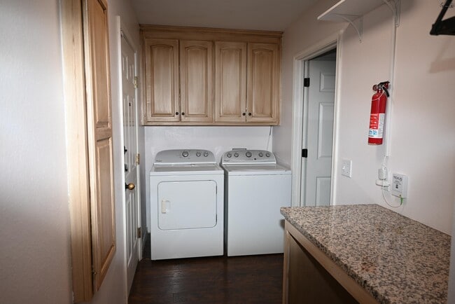 Building Photo - 8 Park Pl Cir