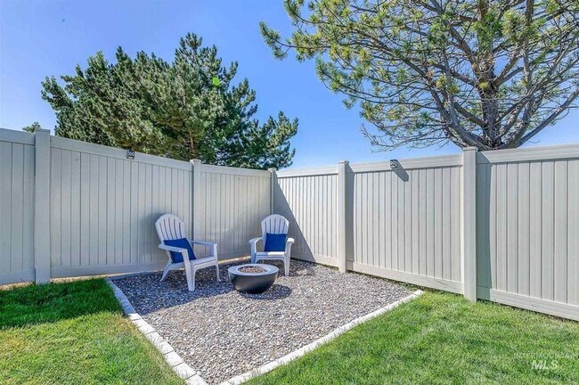 Building Photo - Large 5 Bedroom 3 Bath Home in Meridian _ Dog Friendly!
