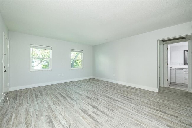 Building Photo - 6950 Avenue Des Palais