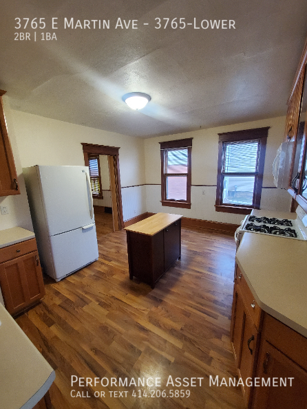 Building Photo - Charming 2BD/1BA Cudahy Lower Unit