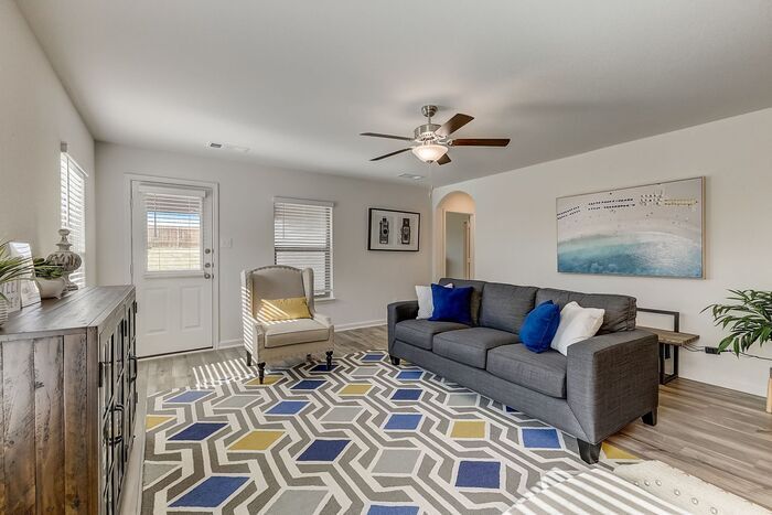 Building Photo - 512 Trinity Trl