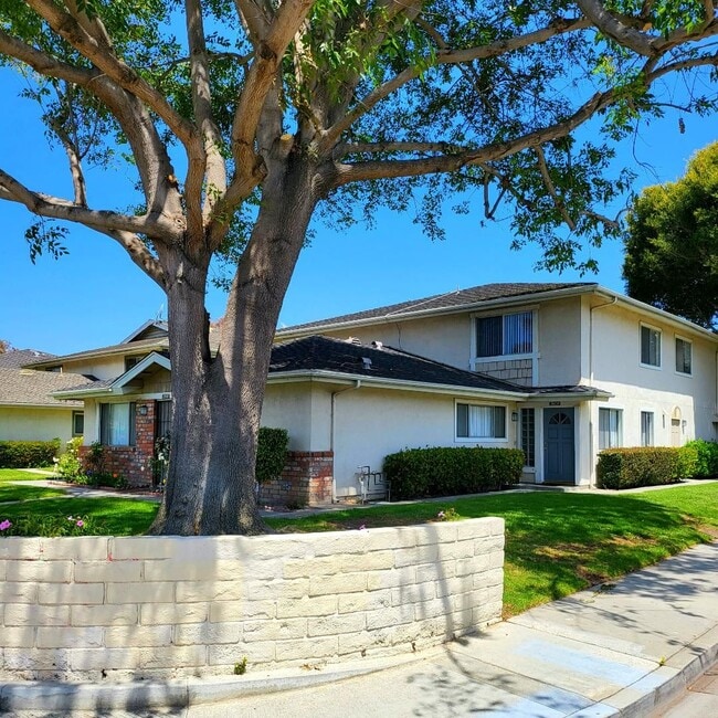 Building Photo - Popular Victoria Avenue Townhouse