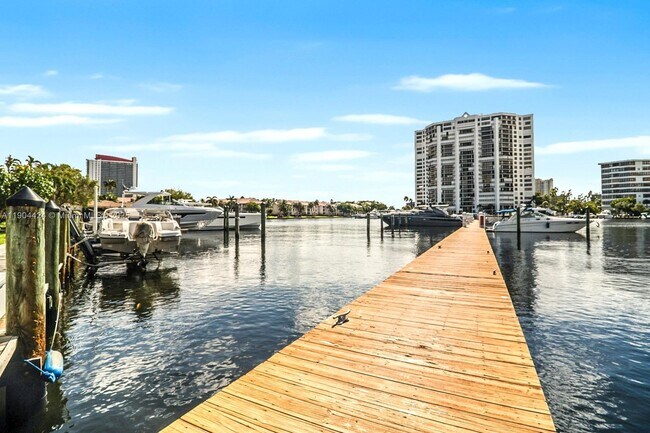 Building Photo - 513 Leslie Dr