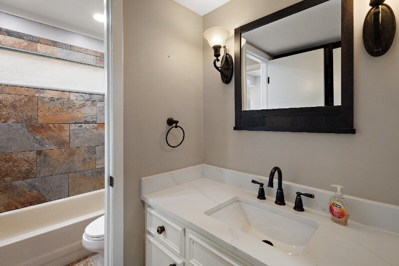 Building Photo - 27 Park Crest Pl