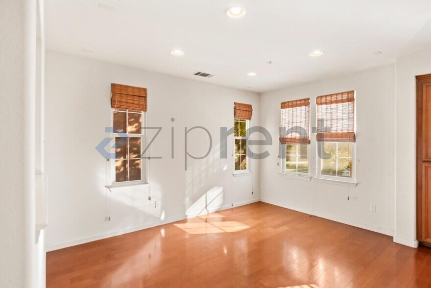 Building Photo - Unit