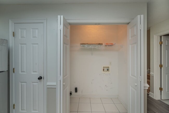 Building Photo - $1750 - Updated 3 bed/3 bath house conveni...